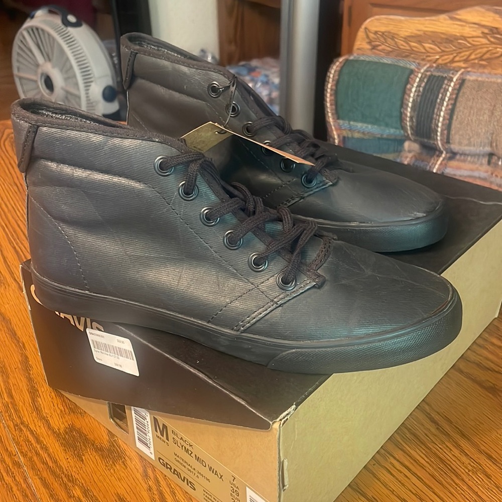 Gravies men’s black Slymz Mid Wax size 7 water resistant skate shoe new in box.